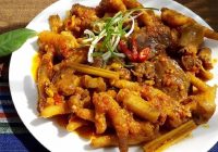 Hướng dẫn bạn cách làm chân gà kho cay và sả ớt tốn cơm