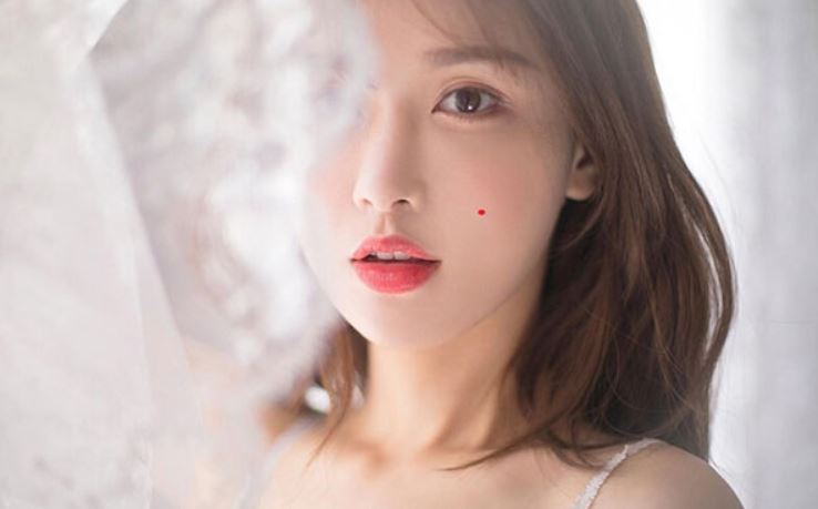 Nốt ruồi phú quý nằm trên gò má Nốt ruồi phú quý nằm trên gò má