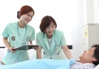 Ngành Điều dưỡng là gì? Thuận lợi & Khó khăn khi làm nghề Điều dưỡng