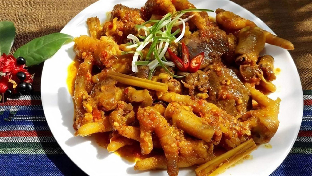 Hướng dẫn bạn cách làm chân gà kho cay và sả ớt tốn cơm