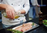 Gà uống thuốc bao lâu thì thịt được? Gà kỵ với những món gì?